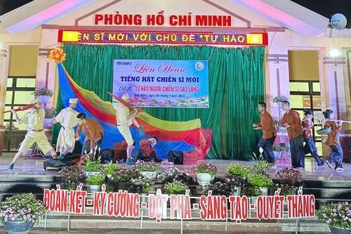 Trung đoàn 2 sôi nổi liên hoan tiếng hát chiến sĩ mới