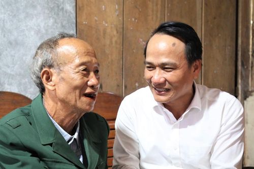 Phó Bí thư Thường trực Thành ủy Nguyễn Đình Vĩnh thăm già làng, người có uy tín ở xã Trà Tập