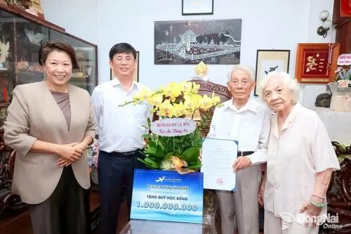 Nguyên Hiệu trưởng Trường đại học Lạc Hồng tặng 1 tỷ đồng làm học bổng hỗ trợ sinh viên nghèo
