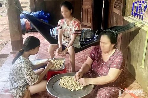Người mẹ đơn thân gãy cột sống lại 'gánh' thêm bệnh ung thư
