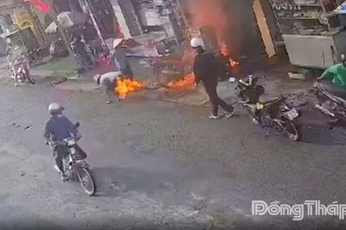 Người đàn ông chở can xăng rò rỉ phát lửa bị bỏng nặng