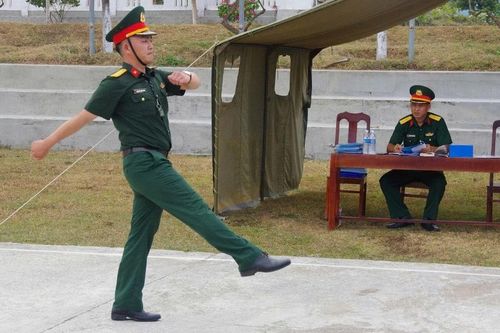 Lữ đoàn 572 tổ chức hội thi cán bộ huấn luyện điều lệnh giỏi