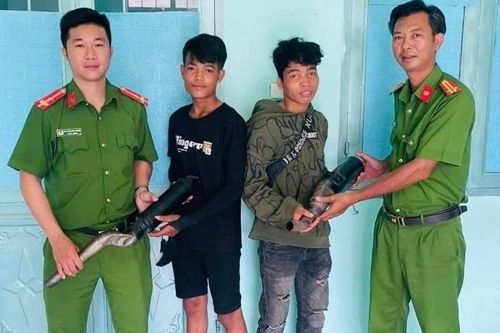13 thanh niên xã Ia Dreh tự nguyện giao nộp pô xe độ chế