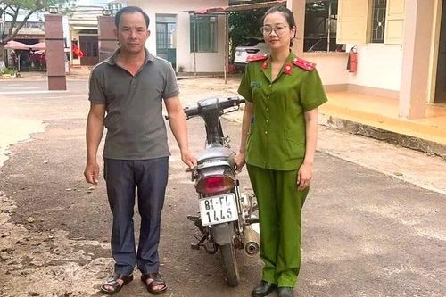 Công an xã Chư Păh trả lại xe máy cho người bị mất trộm