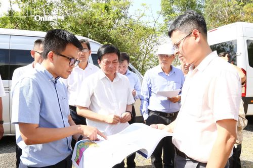 Khảo sát khu đất đấu thầu lựa chọn nhà đầu tư thực hiện Dự án Khu đô thị phức hợp núi Cù Hin