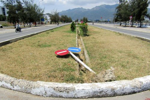 Cần dựng lại trụ biển báo giao thông