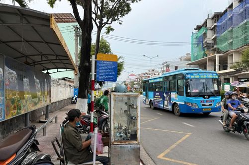 Cần trả lại công năng nhà chờ xe buýt