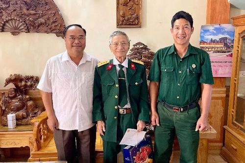 Thăm tặng quà nhân kỷ niệm 72 năm chiến thắng Điện Biên Phủ