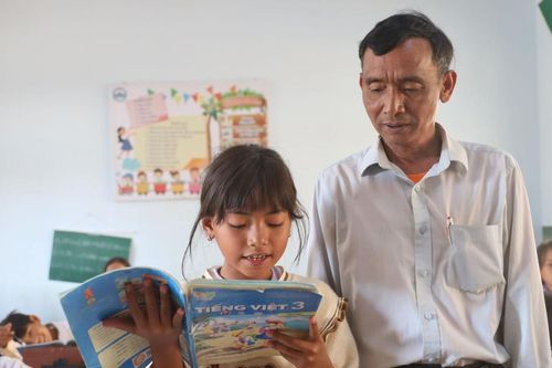 Người bền bỉ giữ con chữ nơi vùng khó