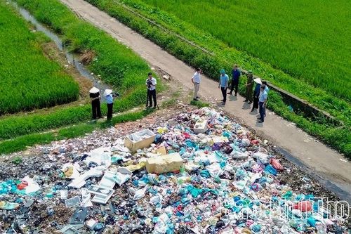 Xã Cẩm Khê kiểm tra, xử lý bãi rác thải sinh hoạt sau phản ánh của báo chí