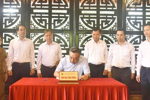 Chủ nhiệm Ủy ban Kiểm tra Trung ương Trần Sỹ Thanh dâng hương tưởng niệm Chủ tịch Hồ Chí Minh tại Định Hóa