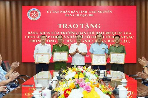 Trao thưởng cho các tập thể, cá nhân có thành tích trong chống buôn lậu, gian lận thương mại