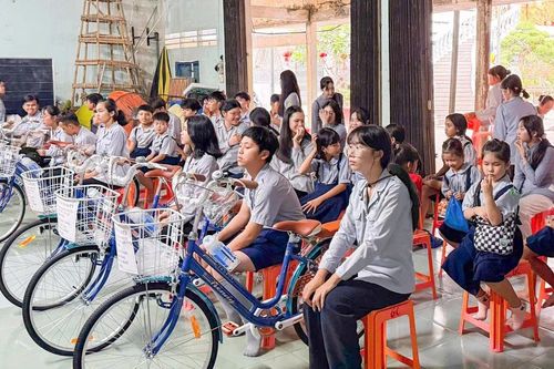 Cà Mau: Quan Âm cổ tự tặng xe đạp cho đoàn sinh Gia đình Phật tử có hoàn cảnh khó khăn