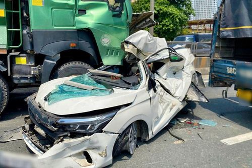 Hà Nội: Hàng loạt ô tô va chạm liên hoàn ở đường Vành đai 3 trên cao, xe con bị vò nát