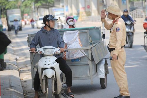 Hà Nội: CSGT xử lý nhiều shipper tự ý lắp thêm xe kéo hàng