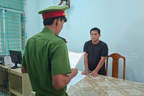 Quảng Ngãi: Bắt giam đối tượng dùng dao tấn công người khác, chặn xe cứu thương đập phá