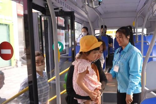 Quy tắc '3 xin' - Nét đẹp văn minh trên xe buýt