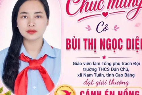 Tổng phụ trách Đội Trường THCS Dân Chủ, xã Nam Tuấn nhận giải thưởng 'Cánh én hồng' năm 2026