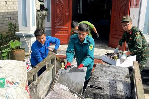 Đoàn Thanh niên xã Vinh Quý hỗ trợ gia đình bị hỏa hoạn