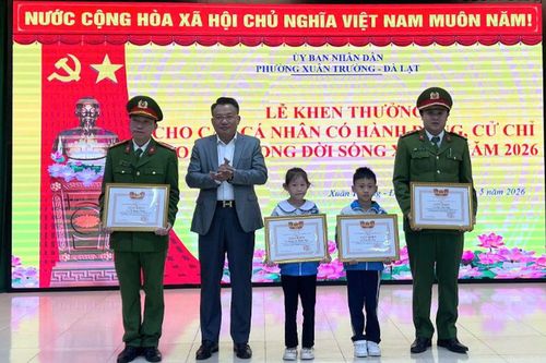Hai học sinh lớp 1 nhặt được ví tiền, trả lại người đánh rơi
