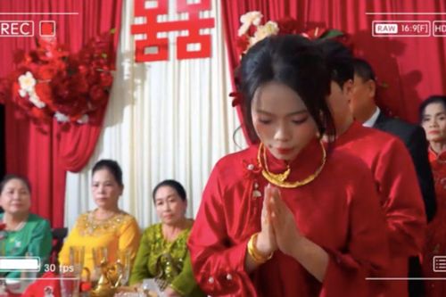 Khoảnh khắc gây bão mạng: Hồi hộp trong ngày cưới, cô dâu vô tình 'lễ nhầm' quay phim