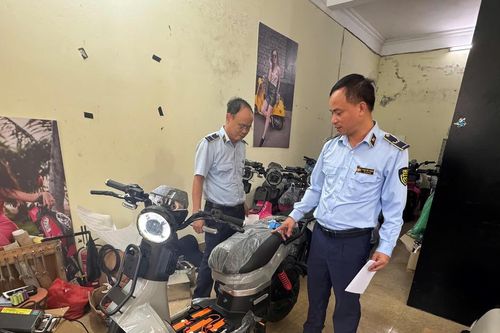 Kiểm tra đột xuất phát hiện cơ sở kinh doanh 'độ' xe đạp điện thành xe máy điện