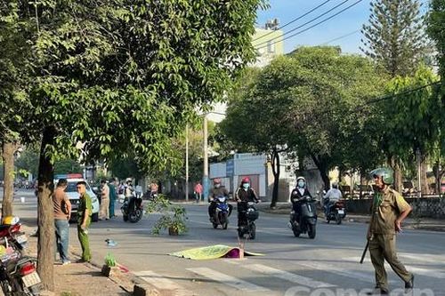Phát hiện người đàn ông nằm chết giữa đường lúc rạng sáng