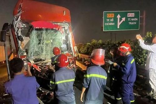 Xe khách tông đuôi xe đầu kéo trên cao tốc TPHCM - Long Thành, tài xế tử vong tại chỗ