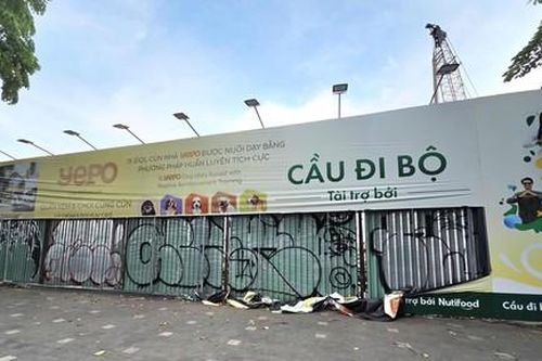 Công trường cầu đi bộ ngàn tỷ ở trung tâm TPHCM bị xâm hại, bôi bẩn