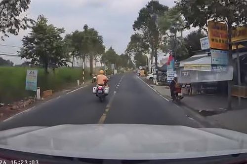 CSGT dùng xe đặc chủng dẫn đường đưa thầy giáo bị đột quỵ khi đang dạy học đi cấp cứu