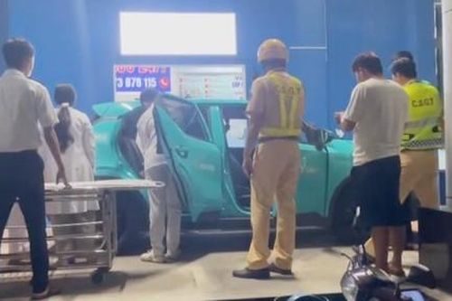 Video CSGT dùng xe đặc chủng dẫn đường đưa thầy giáo bị đột quỵ và thai phụ đẻ rớt đi cấp cứu