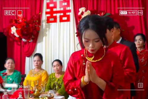 Clip cô dâu quá hồi hộp vái nhầm quay phim đám cưới khiến dân mạng cười bò