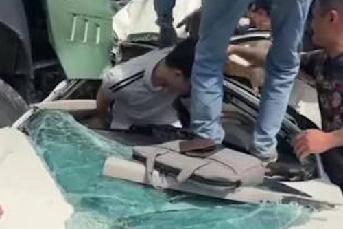 Video khoảnh khắc giải cứu tài xế khỏi ô tô bẹp dúm sau tai nạn ở Hà Nội