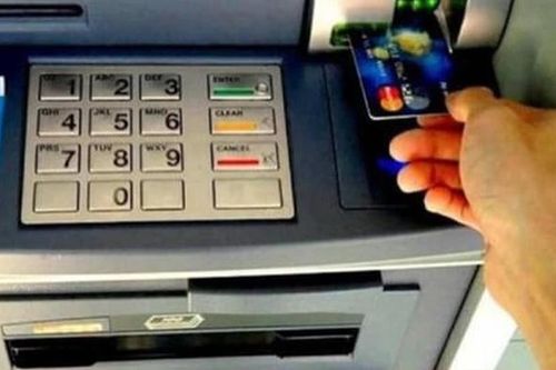 Người dân ngày càng ít dùng tiền mặt, số cây ATM giảm dần