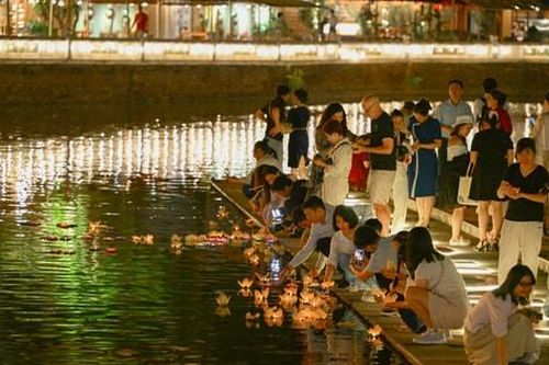 'Chạm' vào di sản trong đêm hoa đăng Hồ Văn – Văn Miếu