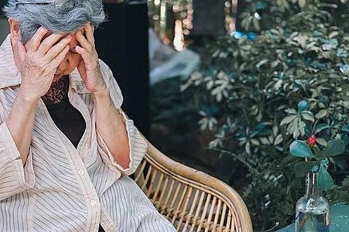 Mẹ cho con trai tiền tỷ để có chỗ 'dưỡng già', bỏ qua con gái: Cái kết khiến bà ân hận