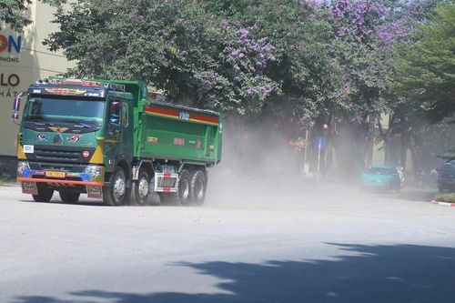 Hà Nội: Phố Tân Mỹ 'oằn mình' dưới bụi bặm và dàn xe tải trọng lớn