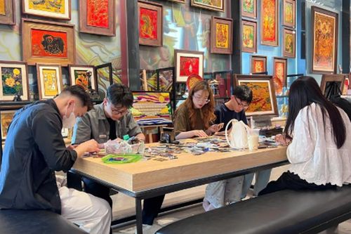 Tranh thếp lá kim loại đa sắc thu hút đông đảo bạn trẻ trải nghiệm trong không gian sáng tạo ở Bảo tàng Hà Nội