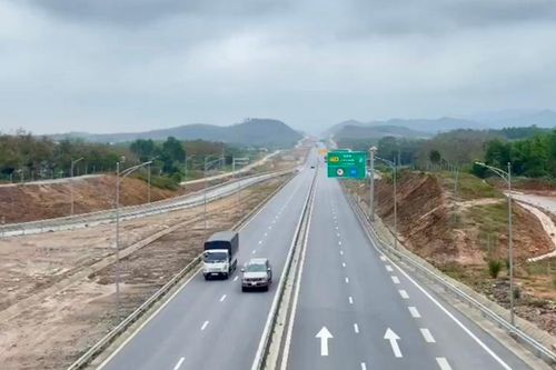 Nhóm trẻ có hành vi nằm trên mặt đường cao tốc