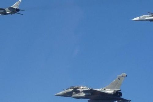 Tiêm kích Rafale Pháp chặn Su-24 Nga trên biển Baltic
