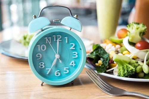 Nhịn ăn gián đoạn có phù hợp với phụ nữ tiền mãn kinh?
