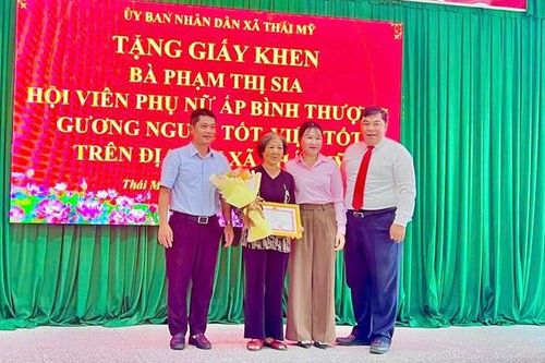Nhặt được tiền và 5 tờ vé số trúng giải, người phụ nữ trả lại người đánh rơi