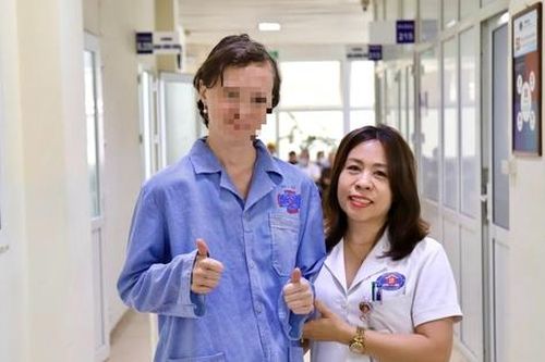 Từ nguy cơ liệt nửa cơ thể, nữ bệnh nhân người Nga tự đi lại sau ca mổ u não tại Việt Nam