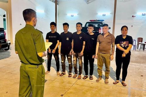 Bắt nhóm đối tượng 'sang nhượng' bé gái 14 tuổi qua nhiều quán karaoke để trừ nợ