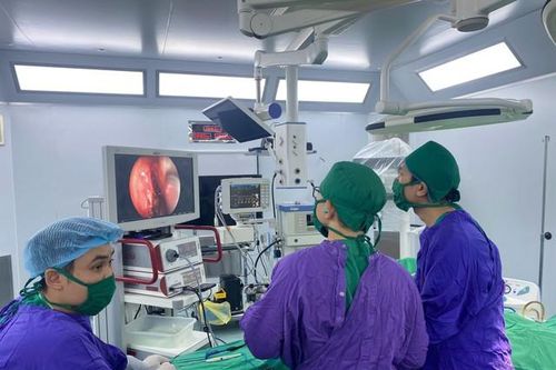 Vá rò dịch não tủy qua đường mũi, cứu 2 bệnh nhân trẻ