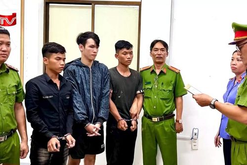 Bắt khẩn cấp 3 thanh niên dùng mũ bảo hiểm đánh người ở TP.HCM