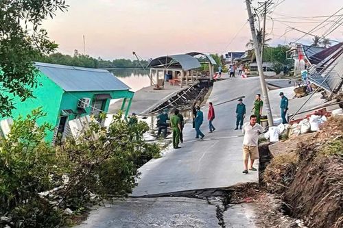 Sạt lở 'bủa vây' miền Tây