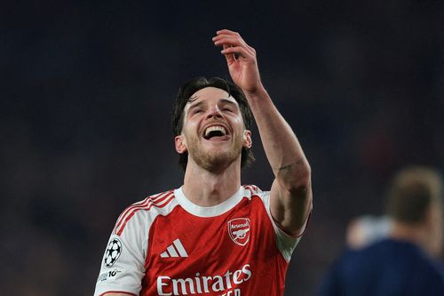 Arsenal hốt bạc ở Champions League