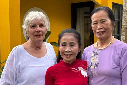 Mẹ chồng Thụy Sĩ về Việt Nam thăm nhà con dâu, bất ngờ được tặng vàng