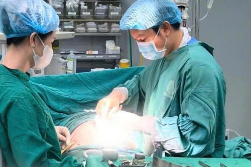 Thiếu nữ ở TP.HCM nhập viện với 3 vết đâm thấu bụng